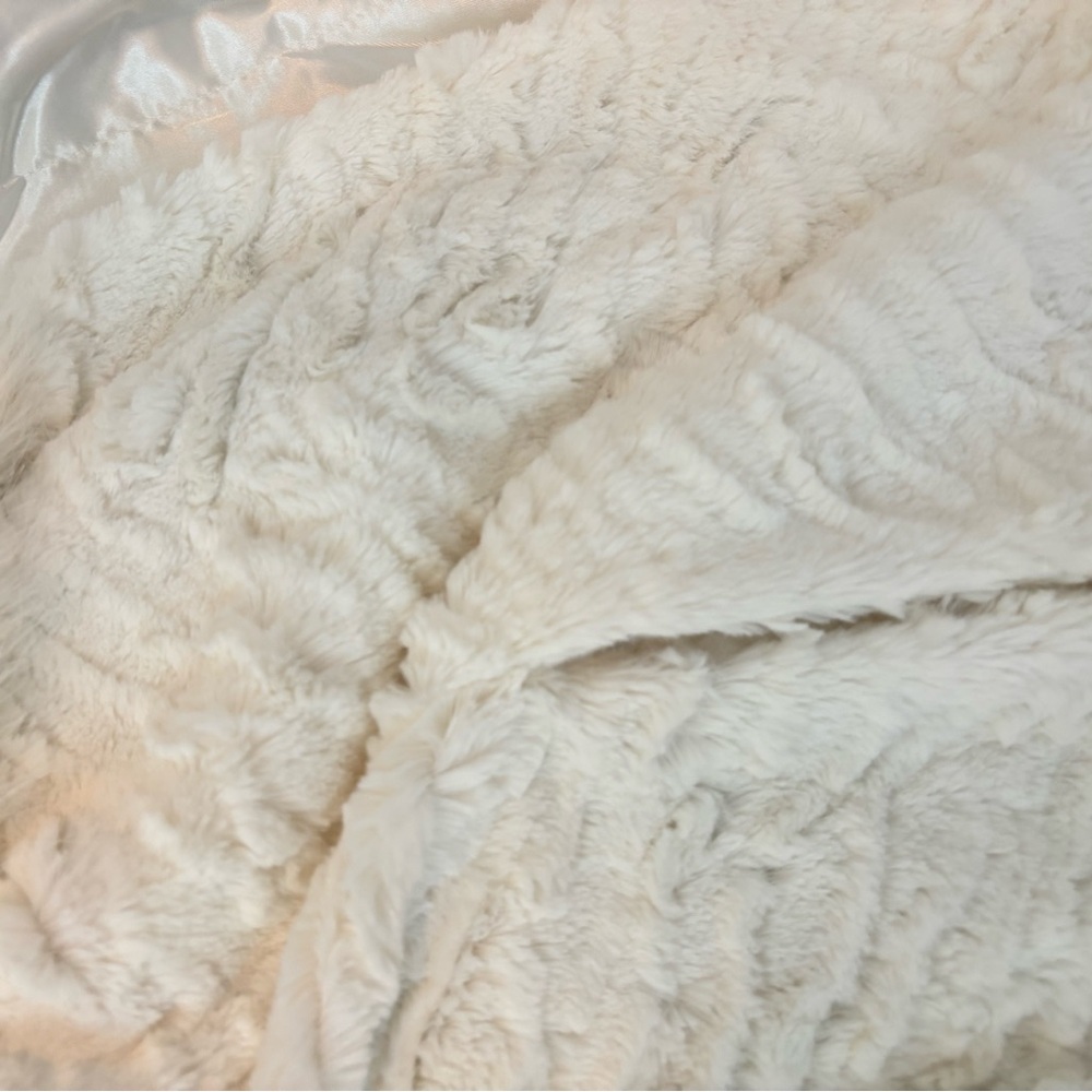 NWT HIGH QUALITY Vintage White Faux Fur Vest L - Picture 6 of 9